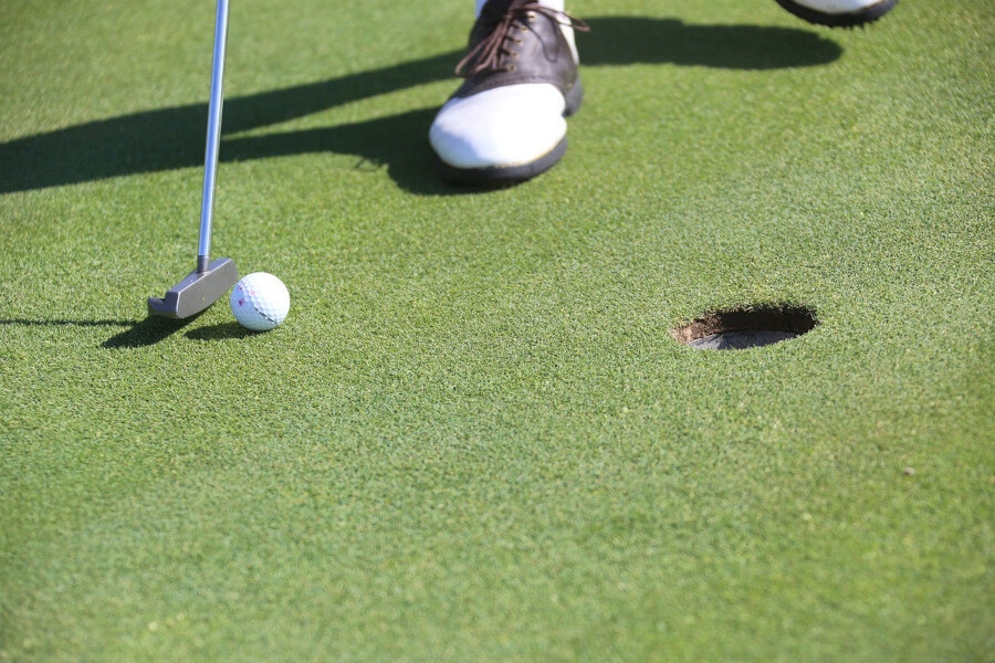 Golf putting hole